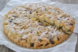 fetta di crostata rosa del deserto sfornata