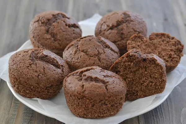 muffin integrali al cacao soffici serviti