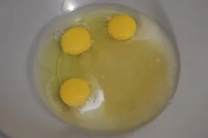 preparazione della ciambella integrale al miele