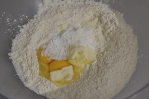 preparazione della crostata rosa del deserto