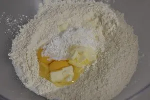 preparazione della crostata rosa del deserto