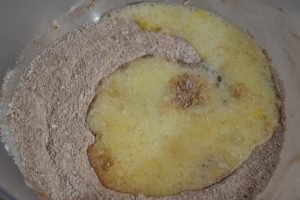 preparazione dei muffin integrali al cacao