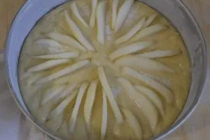 torta di pere e mandorle da infornare