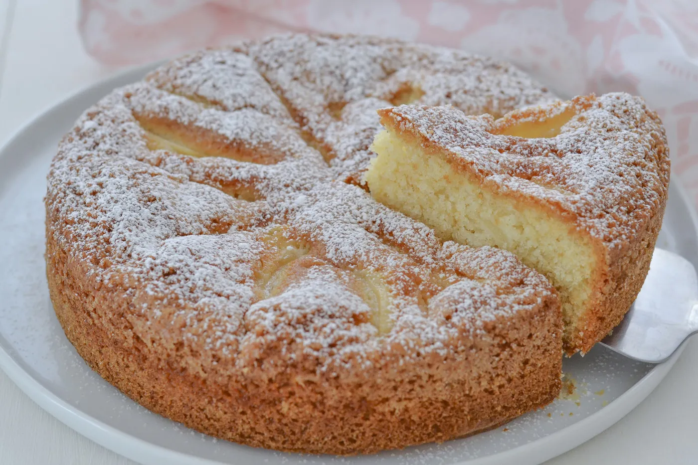 torta di pere e mandorle sfornata