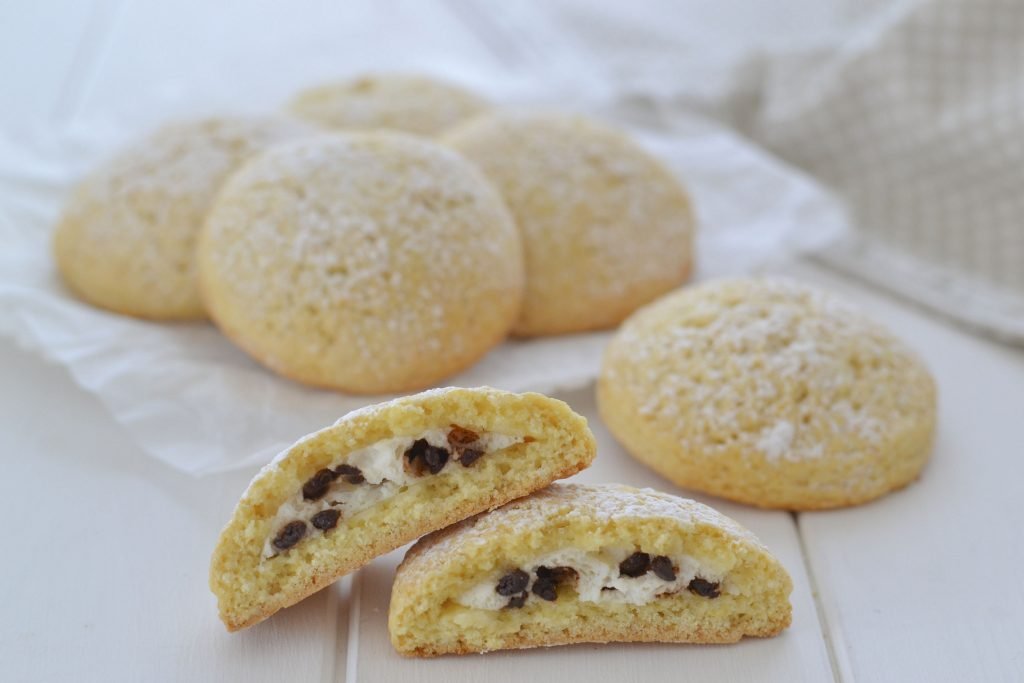 biscotti ripieni di ricotta e gocce di cioccolato fondente