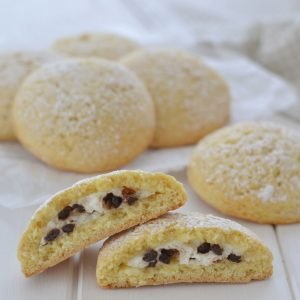 biscotti ripieni di ricotta e gocce di cioccolato fondente