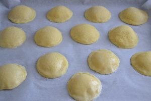 biscotti ripieni di ricotta e gocce di cioccolato da infornare