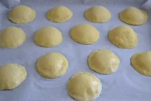 biscotti ripieni di ricotta e gocce di cioccolato da infornare