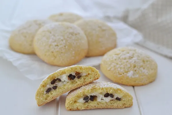 biscotti ripieni di ricotta e gocce di cioccolato morbidi