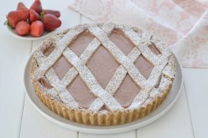 crostata integrale con crema alle fragole sfornata