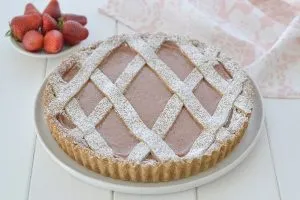 crostata integrale con crema alle fragole sfornata