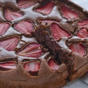 fetta di torta tenerina alle fragole e cioccolato cremosa