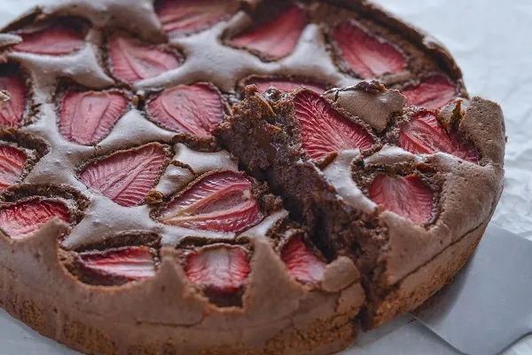 fetta di torta tenerina alle fragole e cioccolato fondente cremosa
