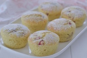muffin cocco e fragole sfornati