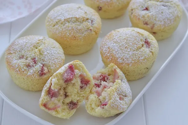 muffin cocco e fragole soffici sfornati
