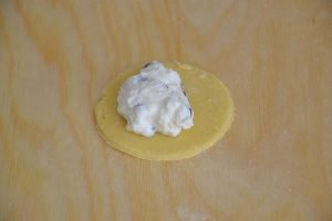 preparazione dei biscotti ripieni di ricotta e gocce di cioccolato