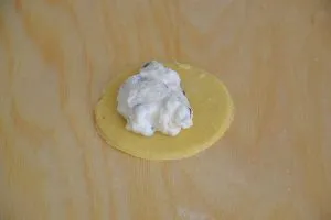 preparazione dei biscotti ripieni di ricotta e gocce di cioccolato
