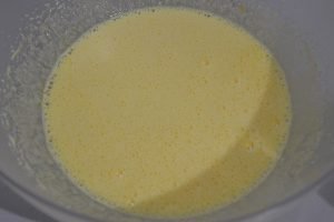 preparazione della ciambella con farina integrale al farro