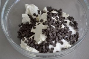 ripieno dei biscotti ripieni di ricotta e gocce di cioccolato