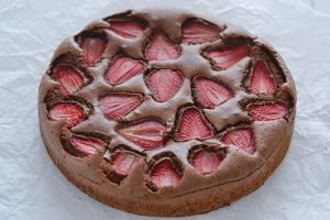 torta tenerina alle fragole sfornata