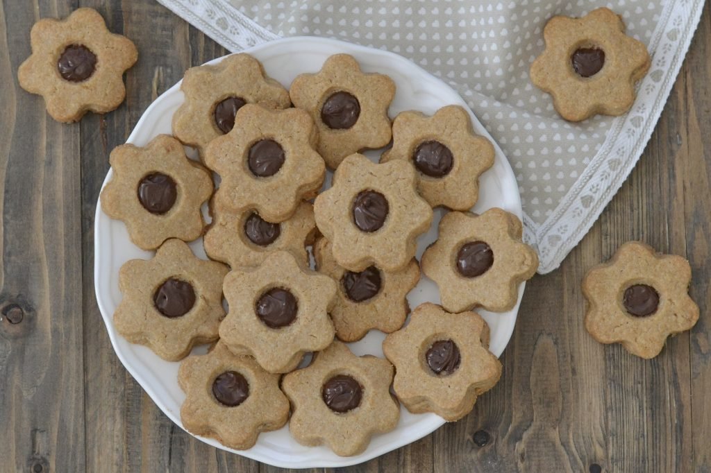 biscotti integrali con crema alle nocciole