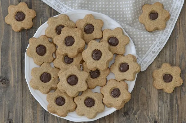 biscotti integrali con crema alle nocciole sfornati