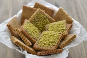 biscotti integrali al pistacchio serviti