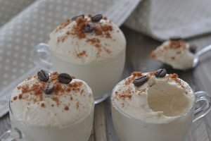 crema di yogurt al caffè con chicchi di caffè