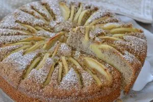 fetta di torta di mele al grano saraceno morbida