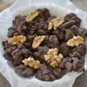 noci ricoperte di cioccolato fondente