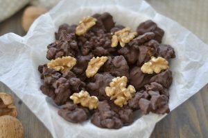 noci ricoperte di cioccolato servite