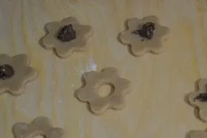 preparazione dei biscotti integrali con crema alle nocciole