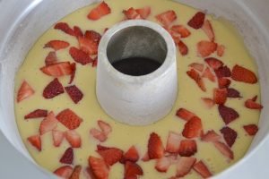 preparazione della ciambella alle fragole