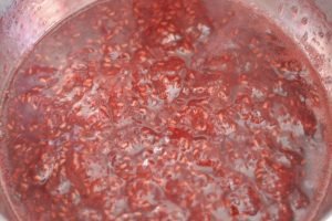 decorazione della torta pistacchio e lamponi