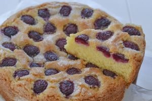 fetta di torta di ciliegie e mandorle