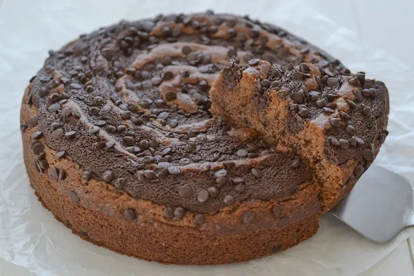 fetta di torta noci e cioccolato fondente