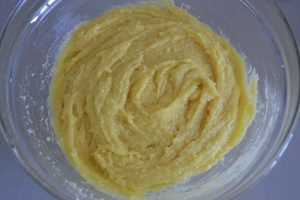 impasto della torta di ciliegie e mandorle