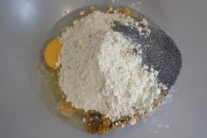 preparazione dei biscotti integrali ai semi di papavero