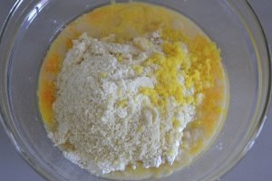 preparazione della torta di ciliegie e mandorle