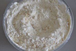 preparazione della torta nocciole e more