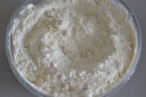 preparazione della torta nocciole e more
