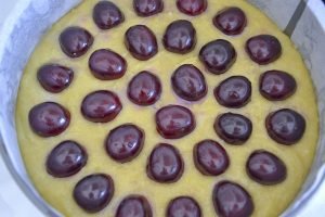 torta di ciliegie e mandorle da infornare