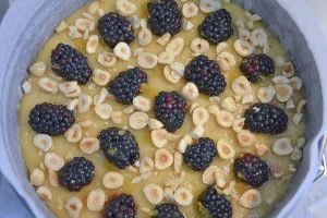 torta nocciole e more da infornare