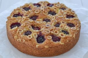 torta nocciole e more sfornata