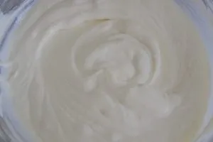 crema per torta fredda con pesche e amaretti