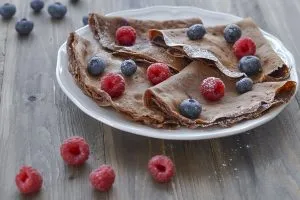 con frutti di bosco servite