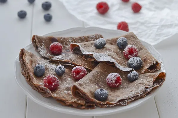 crepes al cacao con frutti di bosco e zucchero