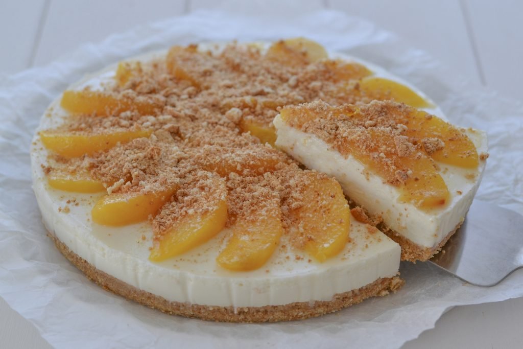 fetta di torta fredda con pesche e amaretti