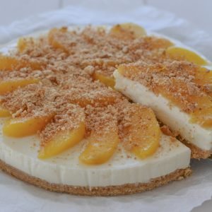 fetta di torta fredda con pesche e amaretti