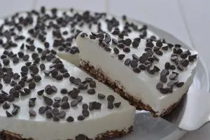 fetta di torta fredda allo yogurt greco e cioccolato